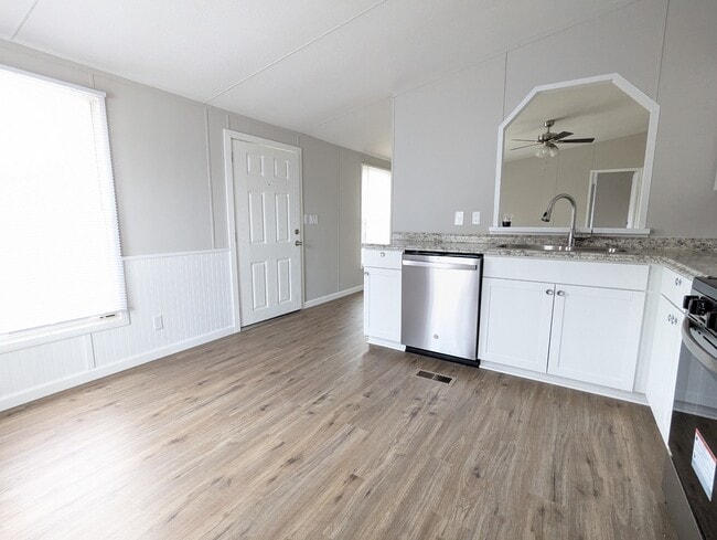 Building Photo - 329 Pine Hills Rd