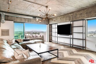 Building Photo - 1155 N La Cienega Blvd