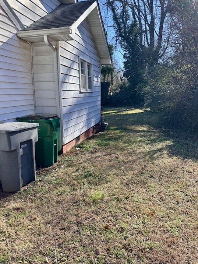 Building Photo - Won't LAST 2 Bedroom 1 bath Home with BONU...