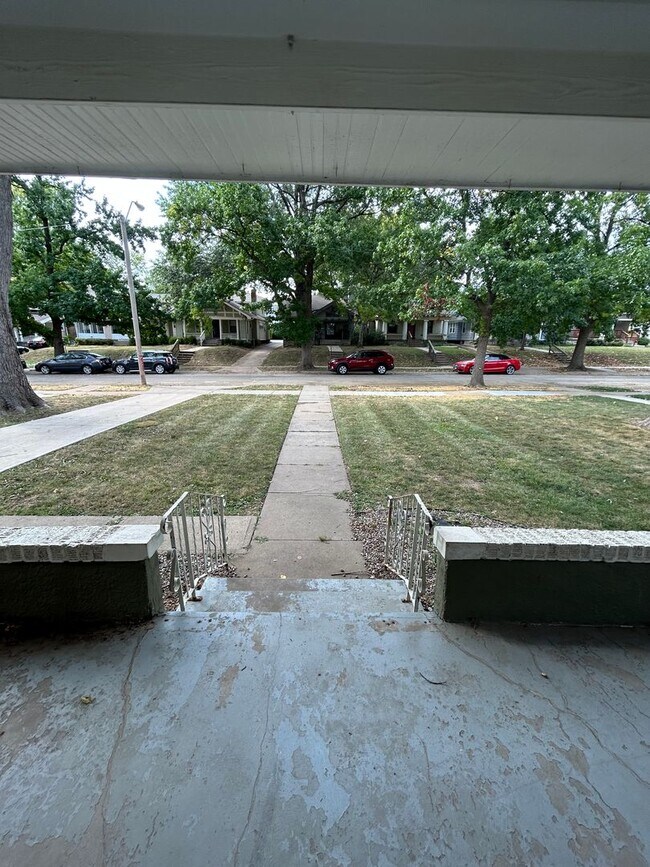 Building Photo - AVAILABLE NOW! Kansas City Home near UMKC ...