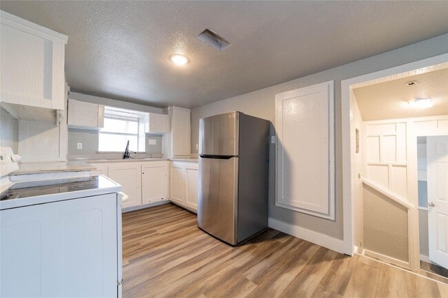 Foto del edificio - RARE RENTAL OPPORTUNITY ACROSS FROM LAKE WORTH