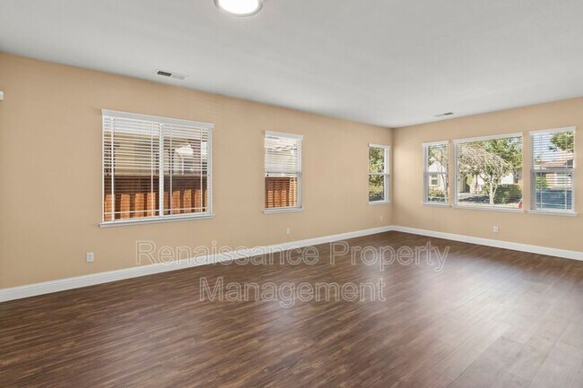 Building Photo - 739 Shelli St