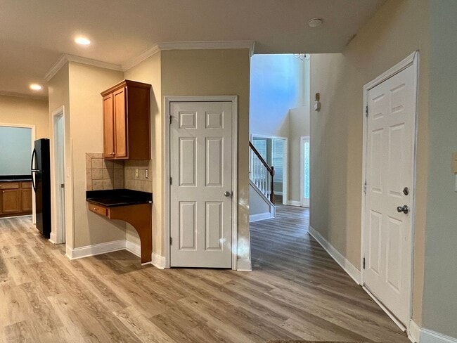 Building Photo - Large 4 Bedroom 2.5 Bath Home