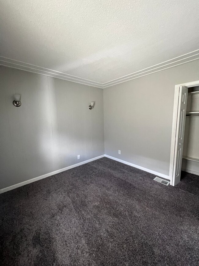 Building Photo - 3 Bedroom 1 Bathroom