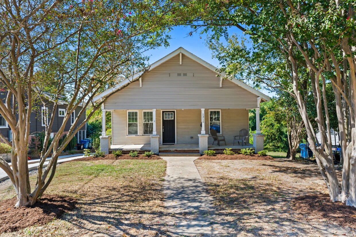 Primary Photo - Available Now! Charming 2 bedroom home clo...
