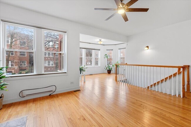 Foto del edificio - 6445 N Greenview Ave