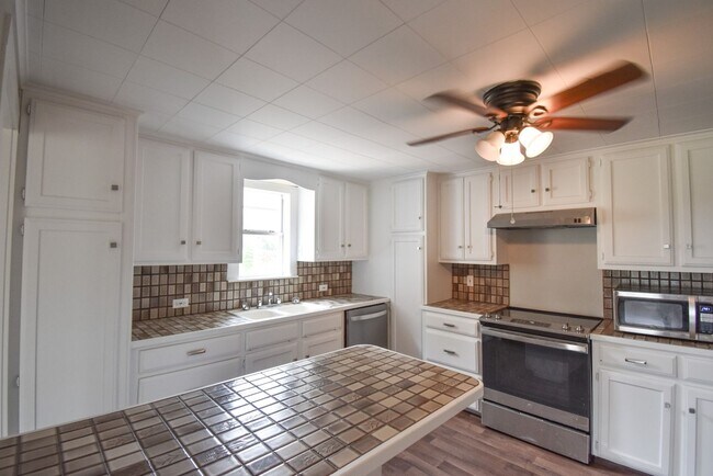 Foto del edificio - 2 Bedroom 1 Bath On Acreage in Lindale ISD!