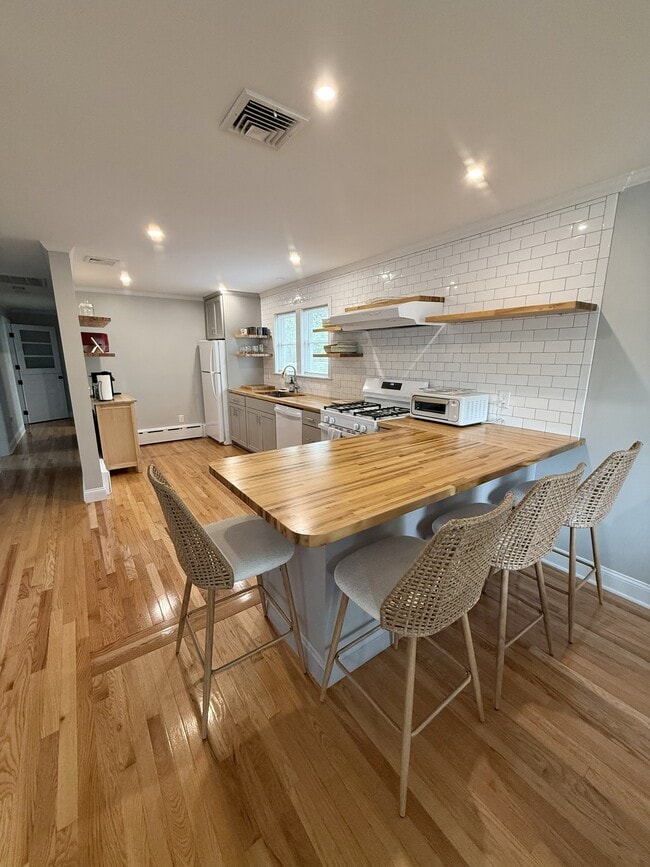 Kitchen - 36 Foxhill Ave