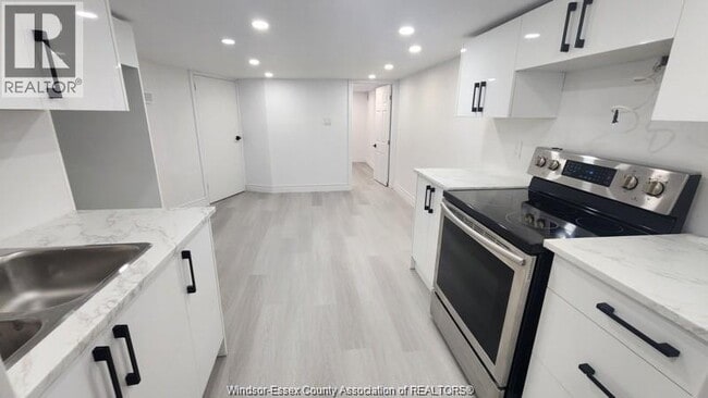 Photo du bâtiment - 989 Oak Ave