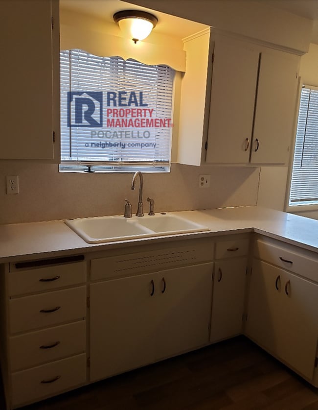 Building Photo - 3 Bedroom 1 Bath Home - 1 car garage - PET...