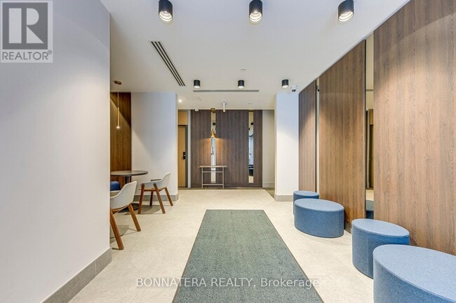 Building Photo - 613-1440 CLARRIAGE Ct