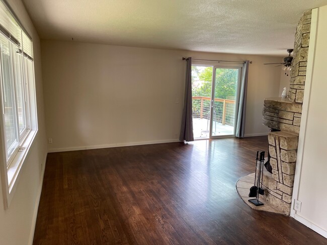 front room w slider - 2305 C St