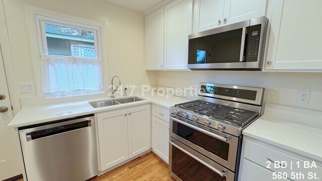 Building Photo - Remodeled 2 BD | 1BA Duplex - First Edition Lake Oswego