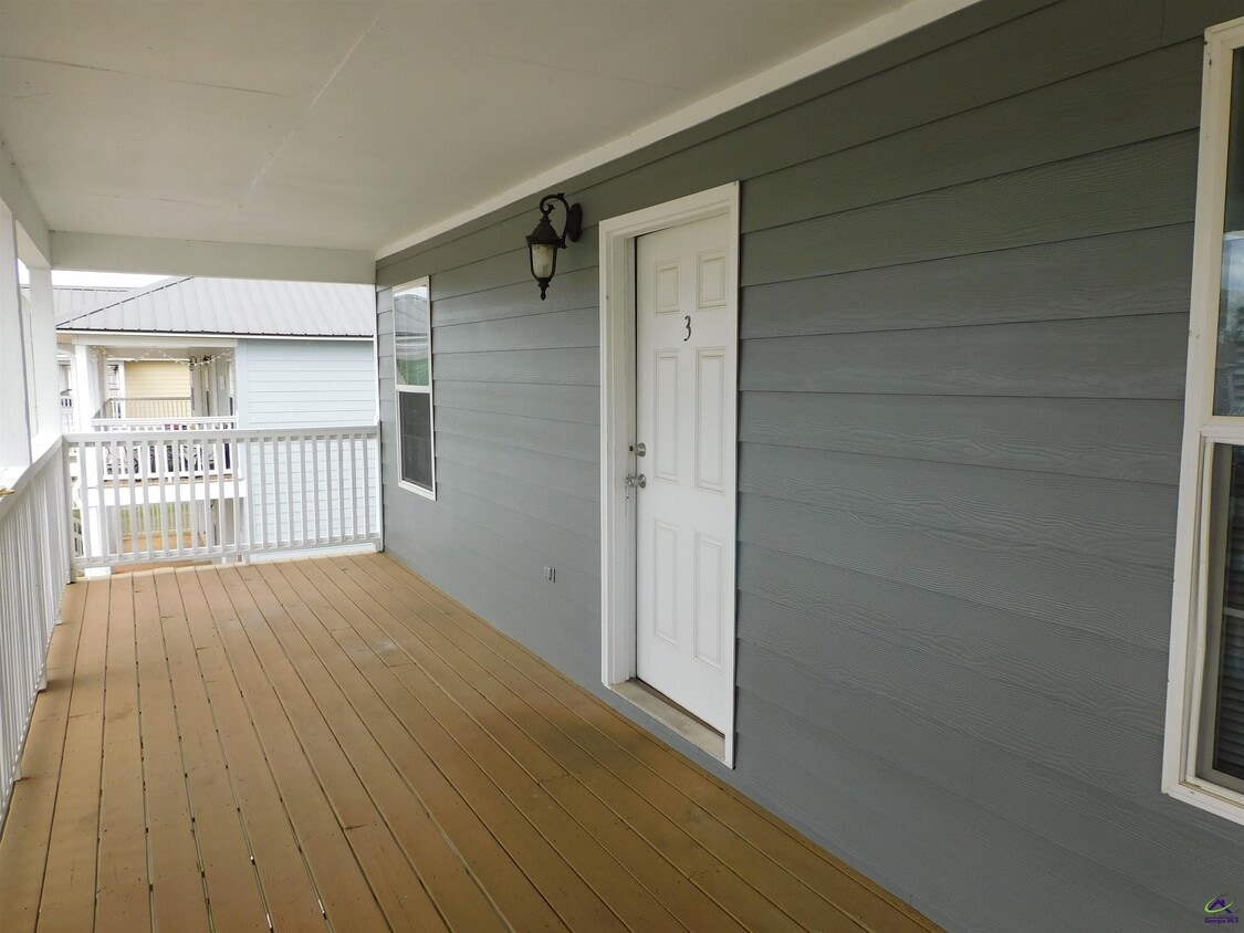 Building Photo - 504 Club Villa Court