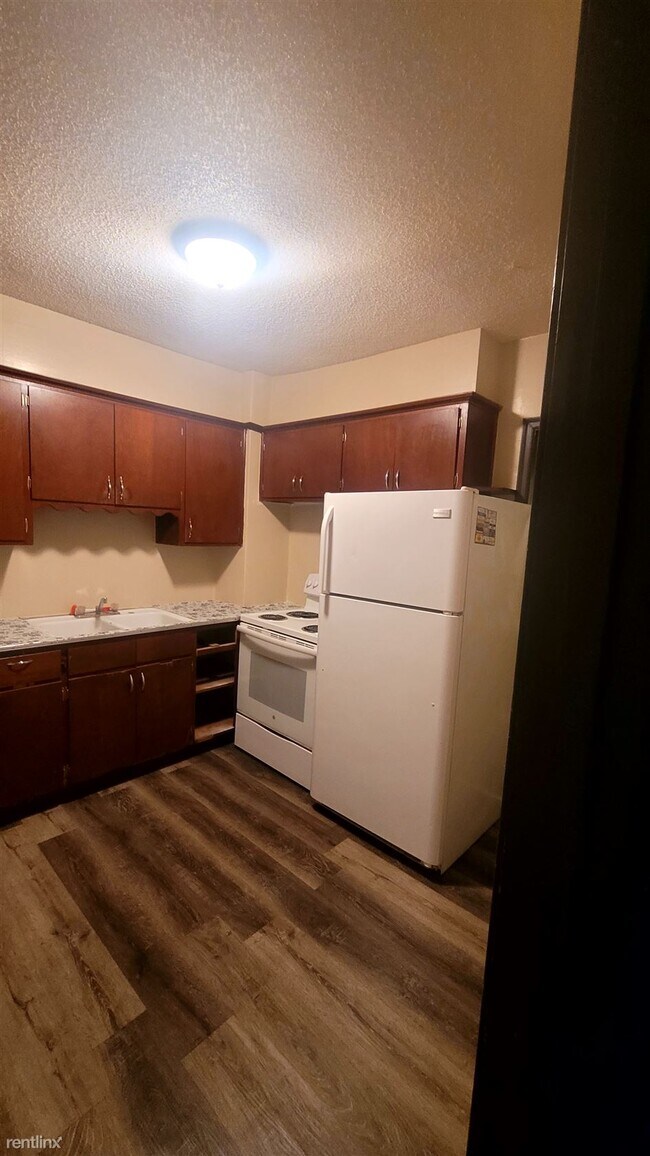 Building Photo - 2 br, 1 bath Townhome - 401 North Dewey St...
