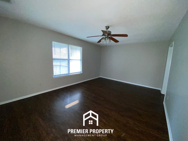 Building Photo - Charming 3BR Memphis Home with Hardwood Floors, Back Porch & Fenced Yard