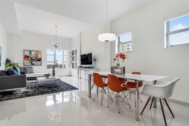 Foto del edificio - 3739 Collins Ave