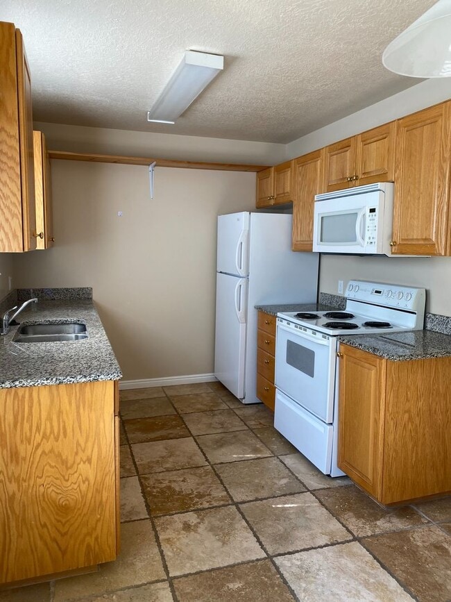 Building Photo - BRENTWOOD CONDO 2 BED 1 BATH