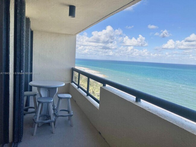 Building Photo - 2555 Collins Ave