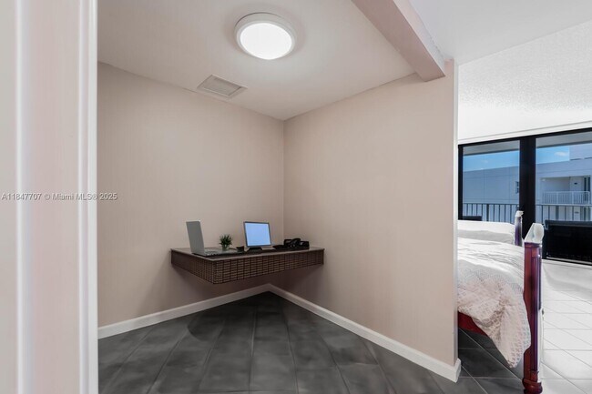 Foto del edificio - 3590 S Ocean Blvd