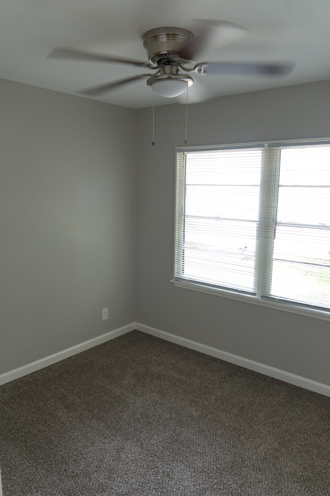 Building Photo - 1104 Southampton Dr