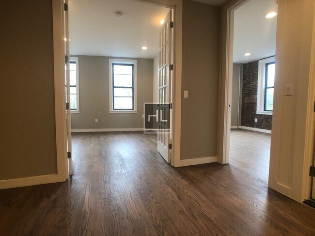 Building Photo - RIVERSIDE DRIVE / Spacious Riverside Drive...