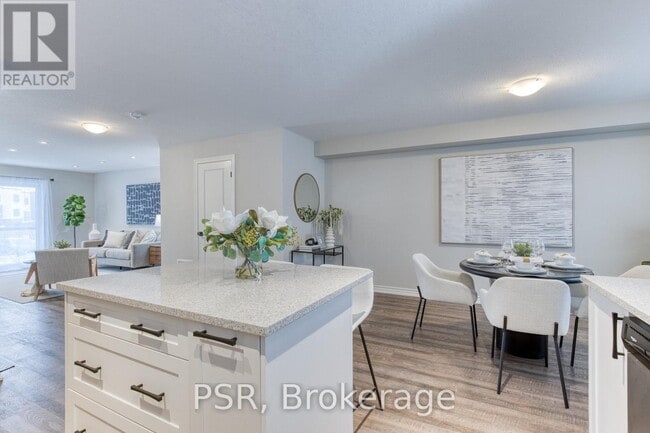 Photo du bâtiment - 235 Chapel Hill Dr