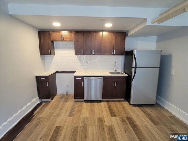 Foto del edificio - 27 Russell Ave