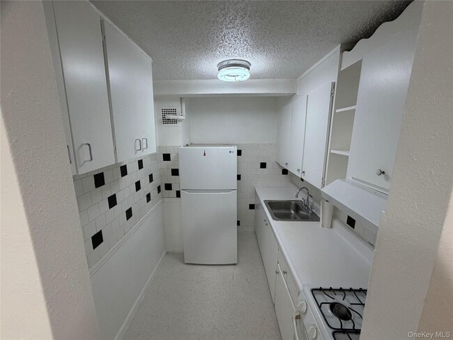 Foto del edificio - 83-30 Vietor Ave