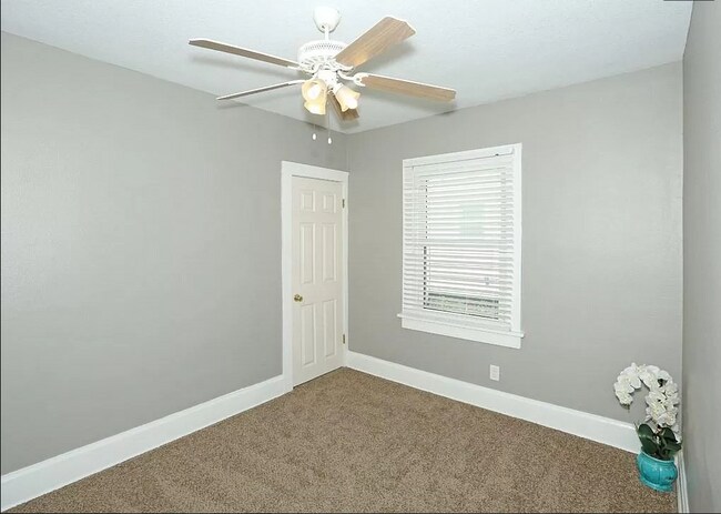 Building Photo - 818 E 24th St