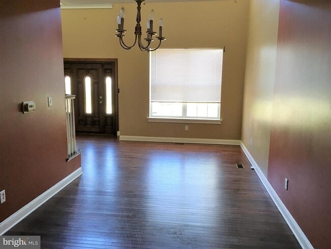 Building Photo - 8 Hemlock Ln