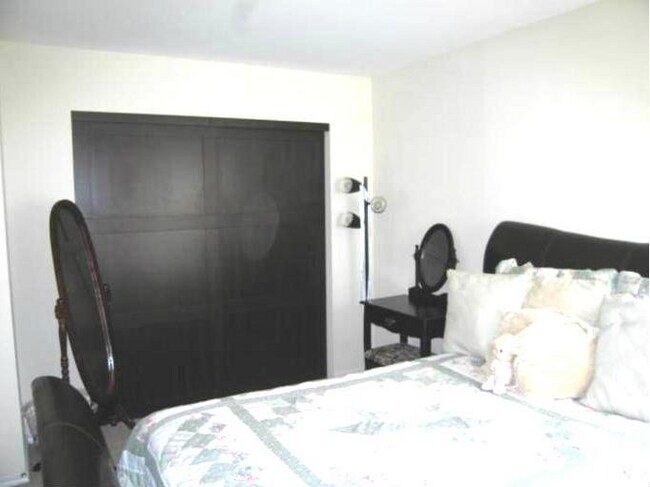 La habitación cuenta con un excelente espacio de guardarropas. - 9902 Boysenberry Way