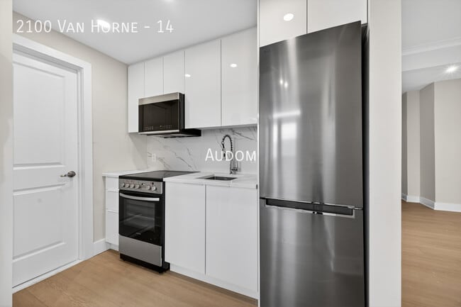 Building Photo - 2100 Av. Van Horne