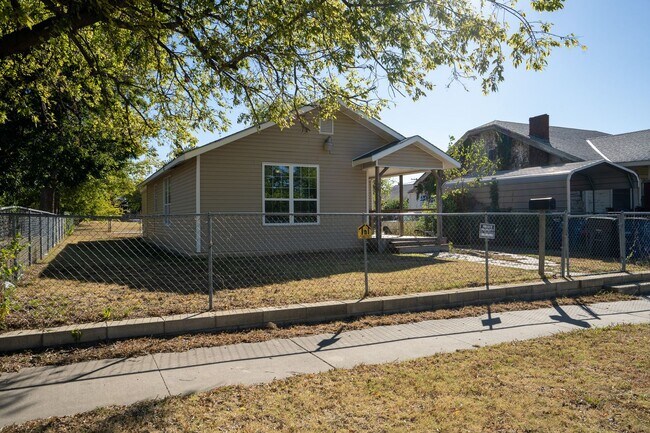 Foto del edificio - Stunning 3 Bed 2 Bath In Quiet Neighborhood