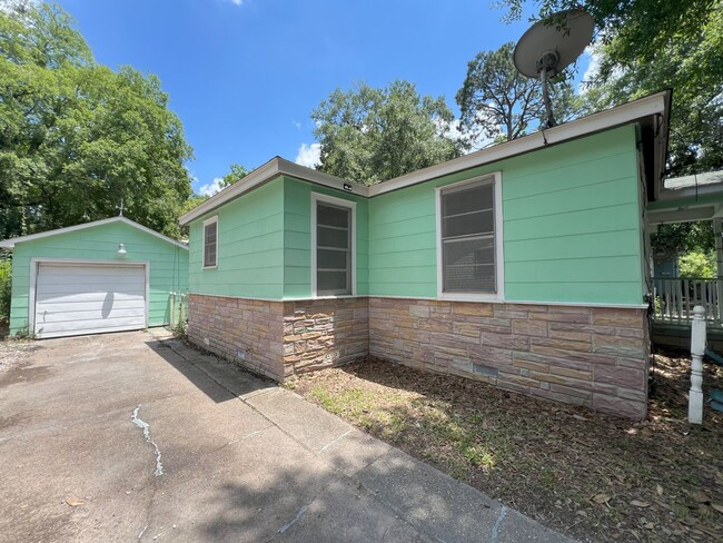 Building Photo - 3 bedrooms, 1 bath house located in Baton ...