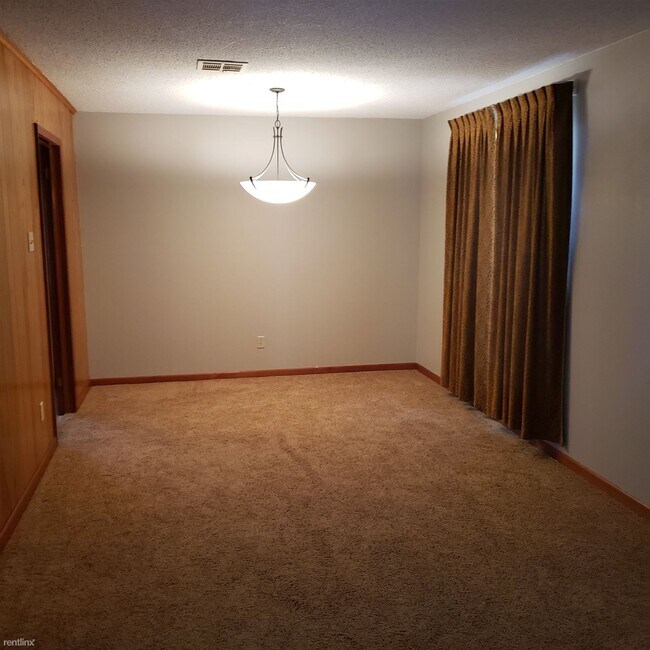 Building Photo - 3 br, 1.5 bath House - 858 Victory Dr