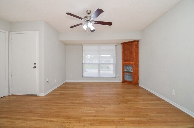Foto del edificio - 6322 Clemson St
