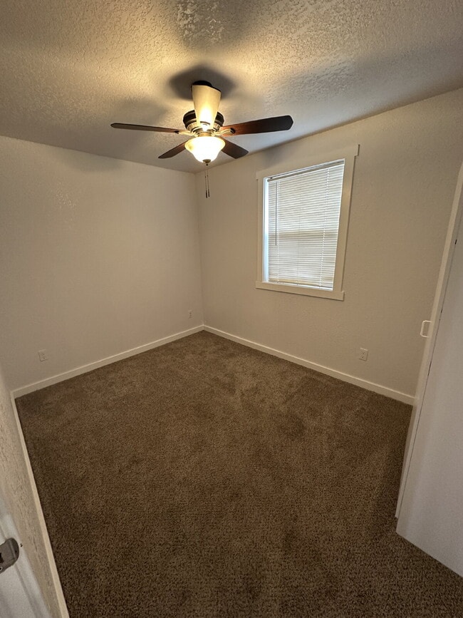 Building Photo - "Charming Little 3-Bedroom Gem on North 5th Street with Elegant Granite Touches!"