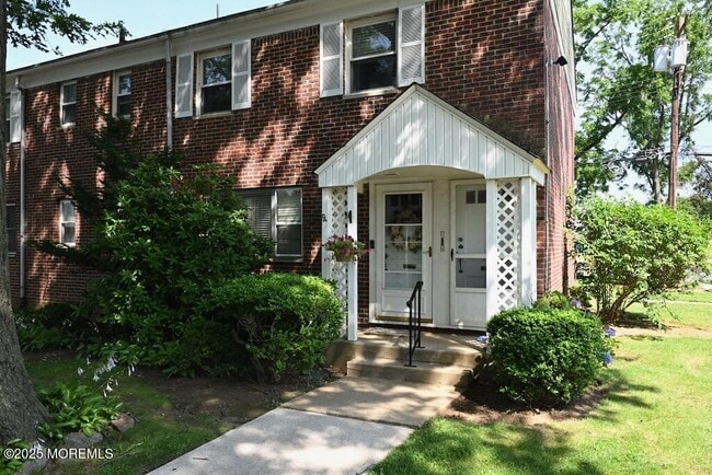 Building Photo - 16 Manor Dr