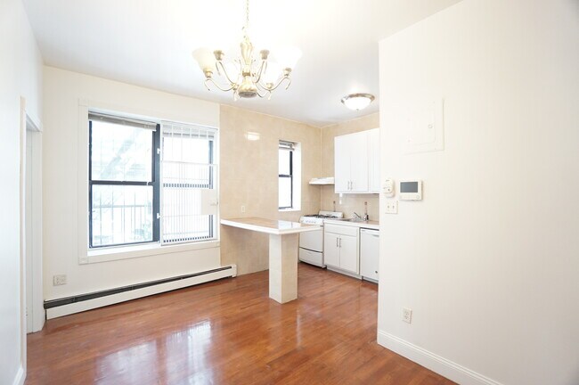 Building Photo - 521 W 180th St