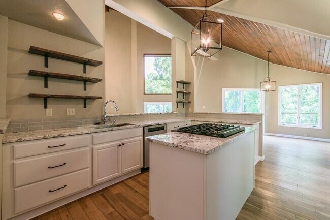 Building Photo - 4702 Dover Dr