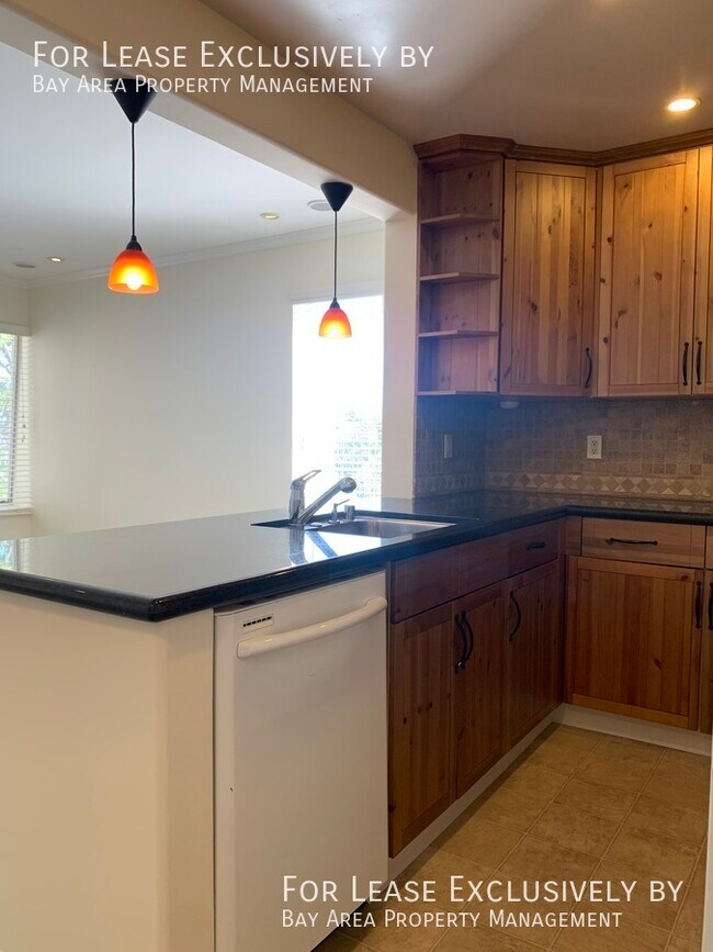 Foto del edificio - Spacious top story 2BR/1BA condo in charmi...