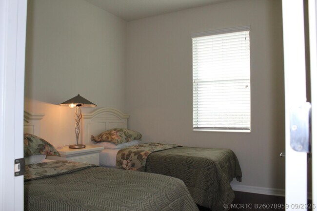 Building Photo - 1168 S Community Dr