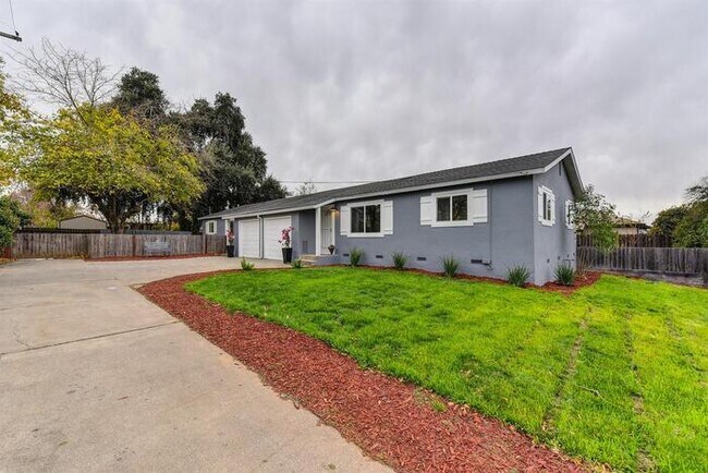 Foto del edificio - BEAUTIFUL DUPLEX AT NORTH HIGHLANDS!