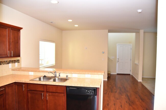 Building Photo - Spacious 4 Bedroom 2.5 Bath Modern Home in...