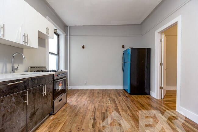 Building Photo - 83 E 94th St