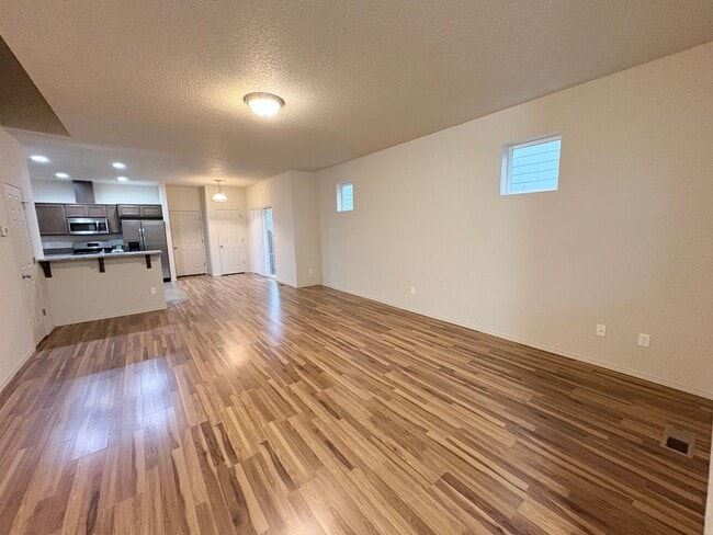 Building Photo - ONE MONTH FREE OF RENT!! Well Maintained, High Ceilings, Bonus Room, Great Location!