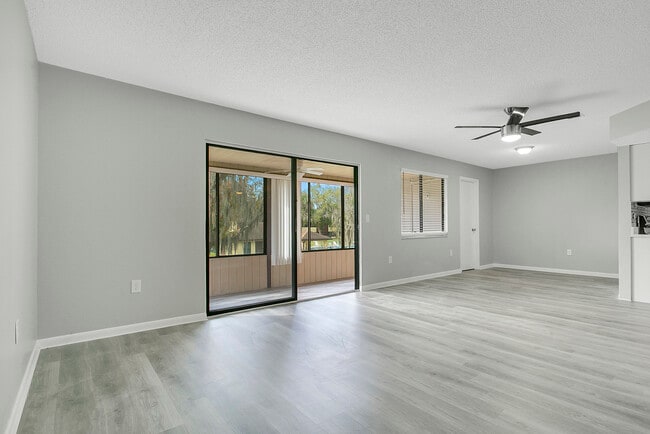 Building Photo - 513 Fairways Ln