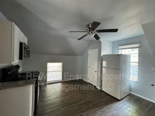 Building Photo - 222 1/2 E Springer Ave