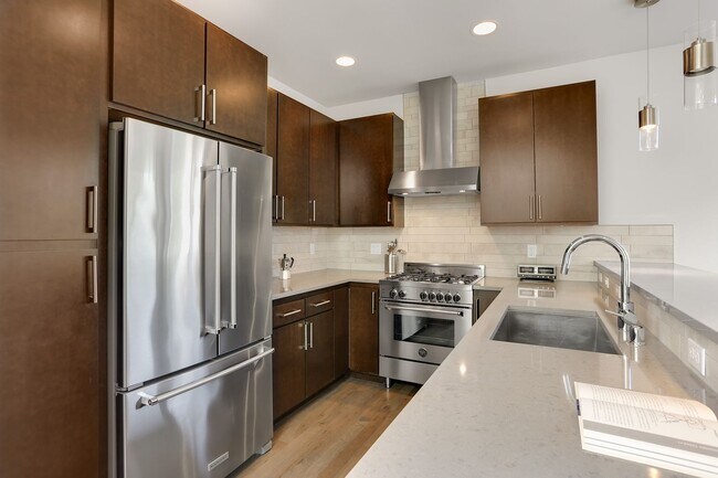 Building Photo - Lovely Ravenna 3bdrm/2.5 bath detached townhome  with 2 parking spaces.  - Available 8/1
